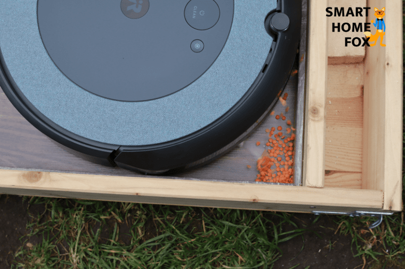 Робот-пылесос убирает в углу